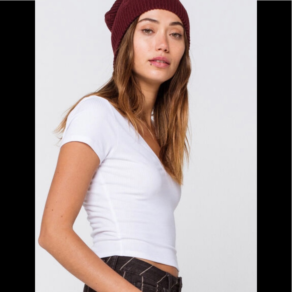 Destined Ribbed V-Neck Crop Top - Picture 2 of 8